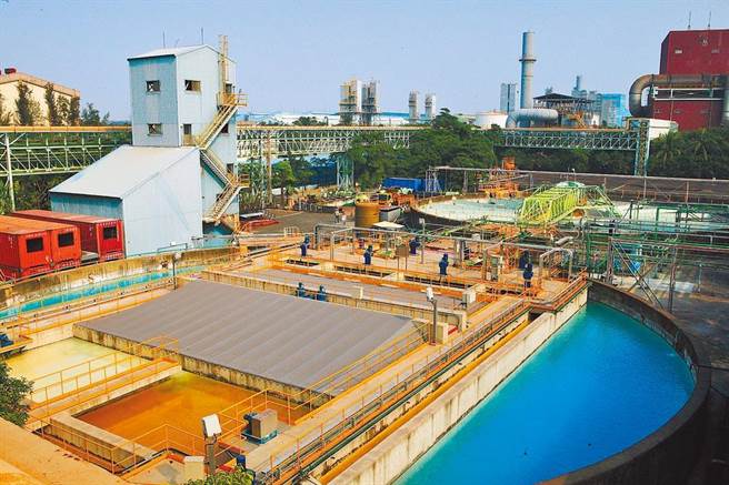 经济部今天公布耗水费开徵办法，预计明年7月上路，届时每月9000度以上用水大户，每度要加收3元，衝击科技业、传产业，以及百货公司与大型旅馆业者。图为中钢公司。（资料照／中钢公司提供）