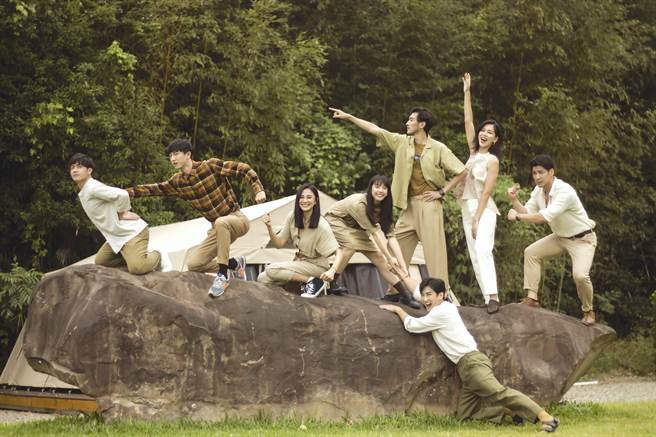 「幸星娱乐」艺人齐聚拍摄年历照。（幸星娱乐提供）