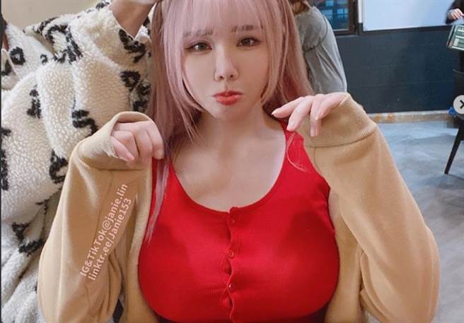 泥泥身材超火辣。(圖/翻攝自泥泥學姊IG)