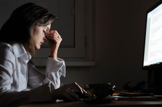 上班族须长期盯着萤幕办公，易造成酸涩疲劳。(示意图／旺中文化传媒提供)