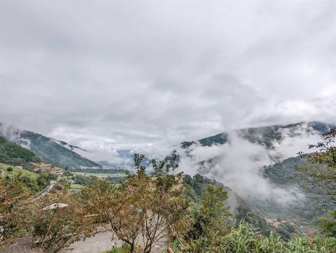 明年1月1日至10日于指定日期下午1时起，扣30万点换虹夕诺雅谷关饭店。（新光三越提供）