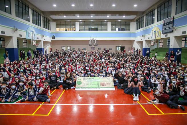 康桥各校区共捐出1150万余元给创世基金会、台湾优质生命协会、南迴基金会和世界展望会。（康桥国际学校提供）