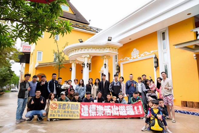 永庆房产加盟四品牌可跨店、跨区、跨品牌的深度联卖制度，大大提升作业效率，进而辅助案件快速成交，达成团队绩效。(图/永庆不动产提供)