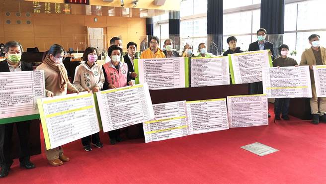 市议会民进党团要求删除18亿各项撒币式、烟火式预算，及平均地权基金39亿元，希望市府将钱都用在刀口上。（陈世宗摄）