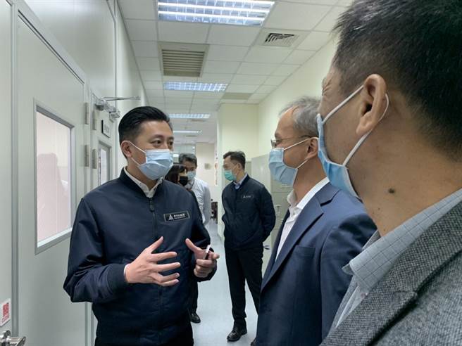 新竹市长林智坚（左）宣布不选大新竹市长后，30日持续启动县市产业请益之旅，他强调，仍会持续推动大新竹合併升格。（陈育贤摄）