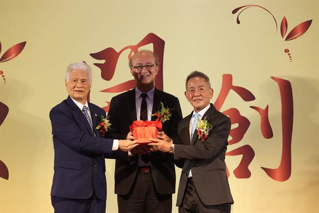 教育部常务次长、体育署代署长林腾蛟(中)将全国体总会长印信交接给田协理事长叶政彦(右)，张朝国会长(左)则正式卸任。(全国体总提供)