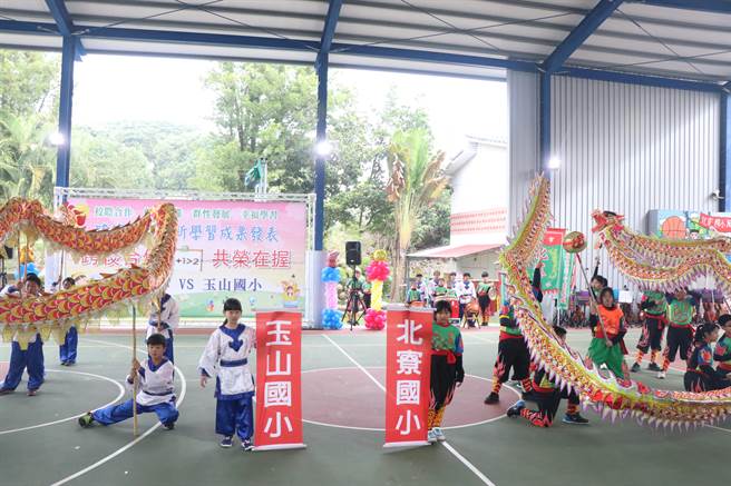 台南市南化区北寮国小与玉山国小举行跨校合作创新学习成果表演，80多位学生带来舞龙、韵律舞蹈等才艺表演。（北寮国小提供／刘秀芬台南传真）