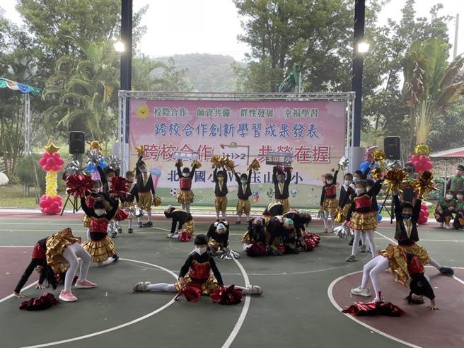 台南市南化区北寮国小与玉山国小举行跨校合作创新学习成果表演，80多位学生带来舞龙、韵律舞蹈等才艺表演。（北寮国小提供／刘秀芬台南传真）