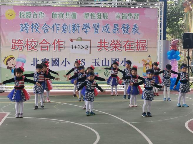 台南市南化区北寮国小与玉山国小举行跨校合作创新学习成果表演，80多位学生带来舞龙、韵律舞蹈等才艺表演。（刘秀芬摄）