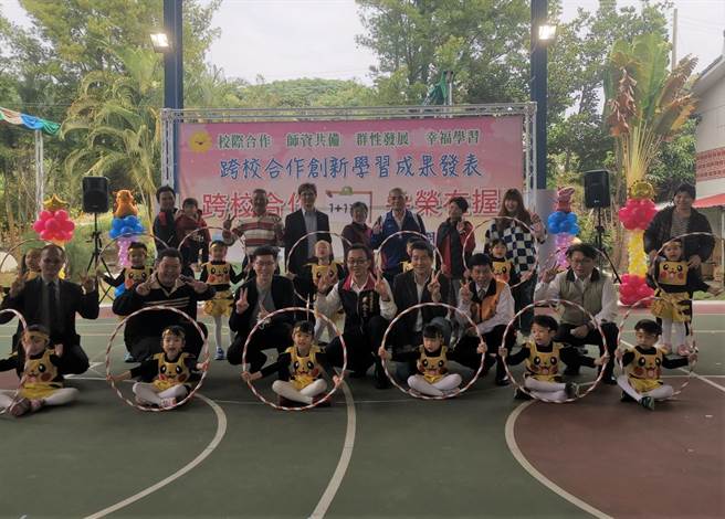 台南市南化区北寮国小与玉山国小举行跨校合作创新学习成果表演，80多位学生带来舞龙、韵律舞蹈等才艺表演。（刘秀芬摄）