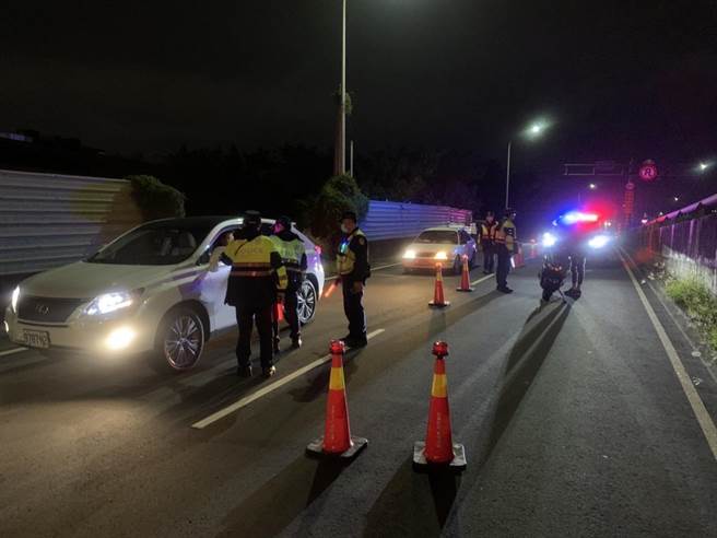 新竹市警局啟動跨年到元旦取締專案，針對餐飲場所及易發生酒駕肇事路段加強臨檢。（新竹市警局提供／邱立雅竹市傳真）