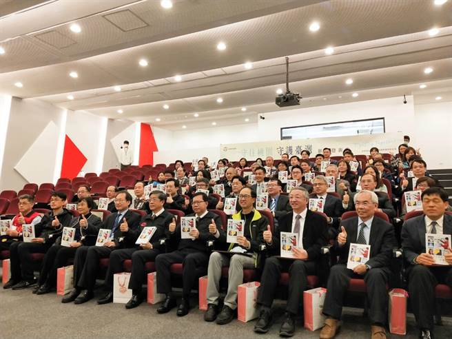 桃園市府委託廠商、邀集防疫團隊紀錄下長達700多天的「抗疫」過程，將經歷撰寫成書《守住桃園 守護臺灣》，30日舉行新書發表會。（陳夢茹攝）