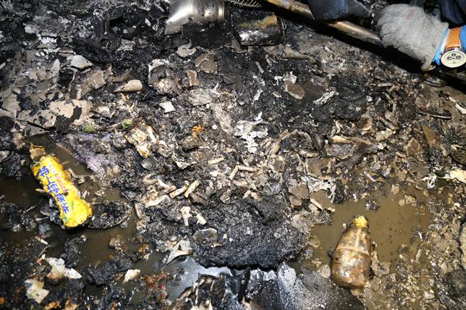 微小火源也可能酿成火灾，菸蒂丢入菸灰缸时一定要确认已熄灭，切莫直接丢入垃圾桶。（新竹市消防局提供／邱立雅竹市传真）