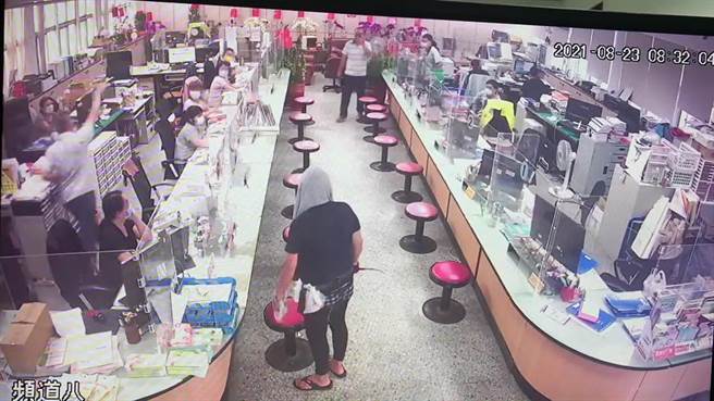 黄姓男子在一大早上班时间手握镰刀，穿着夹脚拖、头上还挂着一条毛巾，走进埔盐乡公所柜台前大声叫骂，吓坏所有人。（民眾提供／谢琼云彰化传真）