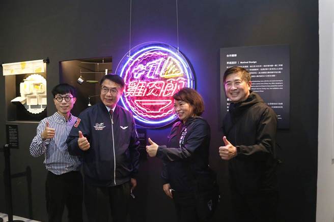 嘉义市长黄敏惠（右二）与台南市长黄伟哲（左二）参观2021台湾设计展。（廖素慧摄）　