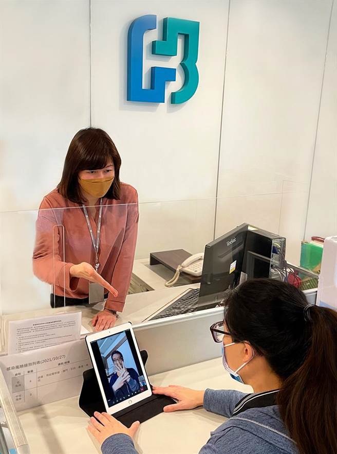 富邦產險安排具語言專長的同仁即時協助與外籍客戶溝通翻譯外，更導入視訊「多國語言翻譯」及「手語翻譯服務」，提供外籍客戶及聽語障客戶更即時、順暢的溝通服務。（圖/業者提供）