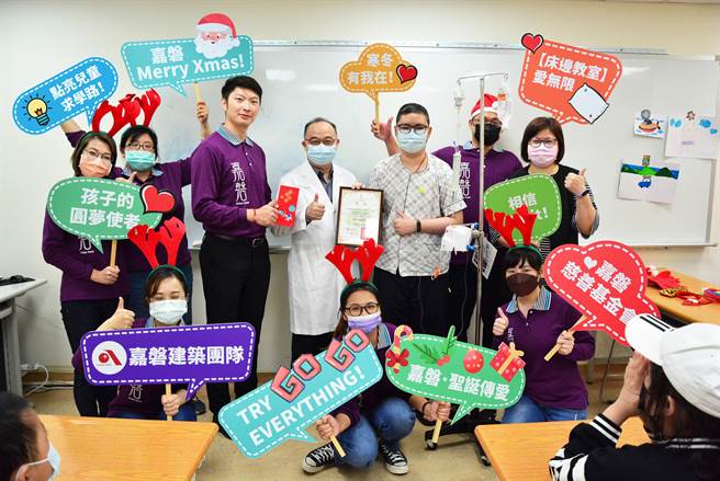 嘉磐慈善基金会执行颁发「勤学卓越奖」鼓励考上第一志愿的学生努力向学。（嘉磐慈善基金会提供／卢金足台中传真）