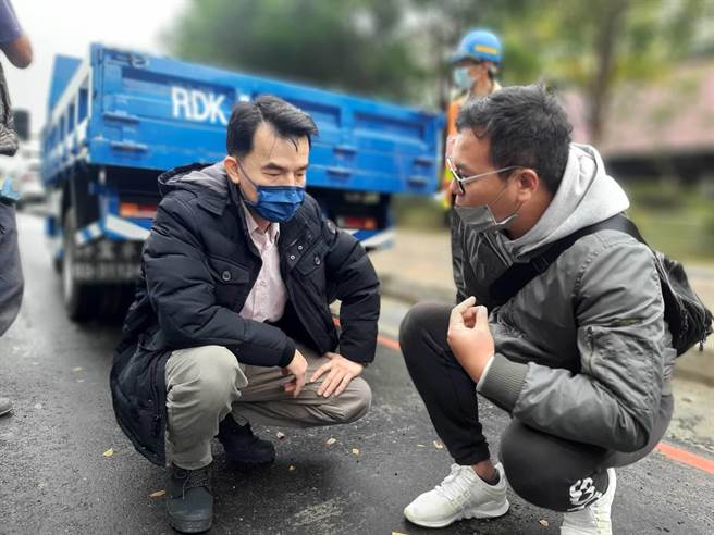 區長藍品畯(左)與廠商勘察損壞路段（林口區公所提供／戴上容新北傳真）