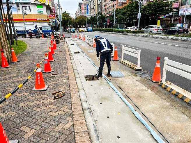 工程總計遷移三十六個側溝隔柵板（林口區公所提供／戴上容新北傳真）
