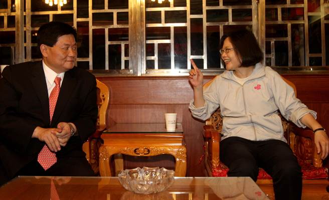 2015年4月17日，民进党主席蔡英文（右）拜会镇澜宫董事长顏清标（左）。（黄国峰摄）