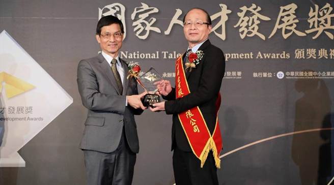燁輝企業榮獲「2021國家人才發展獎」，由行政院政務委員林萬億(左)頒獎，燁輝企業行政副總經理林文彬(右)代表領獎。圖／燁輝提供