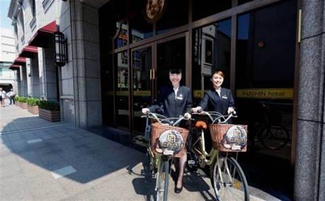 中华邮政再度「猎楼」！砸下6.33亿元收购皇鼎建设「富信大饭店」台中馆，今天双方正式签订买卖契约。图／皇鼎建设提供