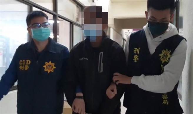 警方将逃逸的黄男拘提到案。（读者提供／曹婷婷台南传真）