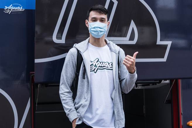 高雄全家海神队x ibus 联名打造球员专车「女神号」，余纯安称讚不已。(高雄全家海神提供)