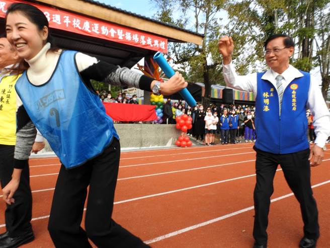 竹山镇延和国中操场启用，立委许淑华（左）与县长林明溱接力试跑。（南投县政府提供／廖志晃南投传真）