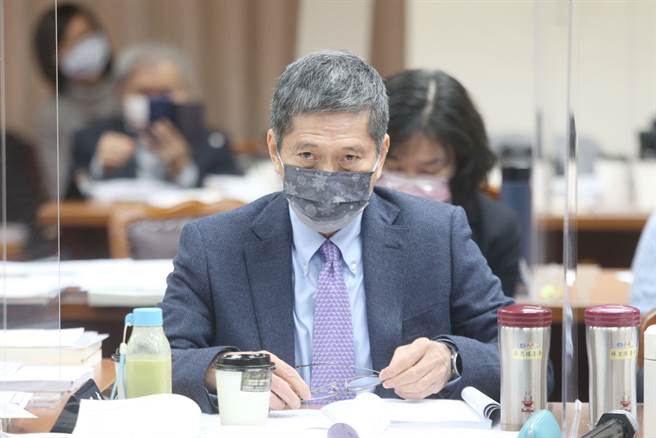 教育及文化委員會今（31）日審查111年度文化部及所屬單位預算案，總計編列184.26億元，共刪減700萬、凍結1億4250萬。文化部長李永得在會後受訪表示，感謝朝野立委全力支持，將持續推動文化工作。（杜宜諳攝）