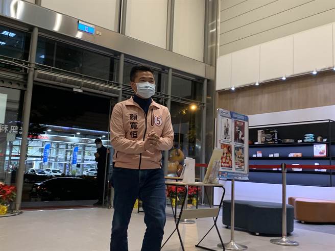 台中二選區立委補選國民黨候選人顏寬恒抵達會場。(林欣儀攝)