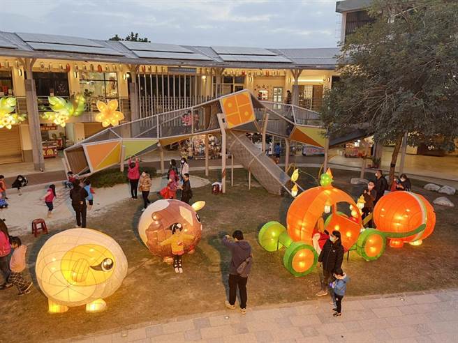 彰化月影灯季，灯海辉煌，吸引人潮，迎接元旦连假，彰化县警察局也在重要道路进行交通疏导。（吴敏菁摄）