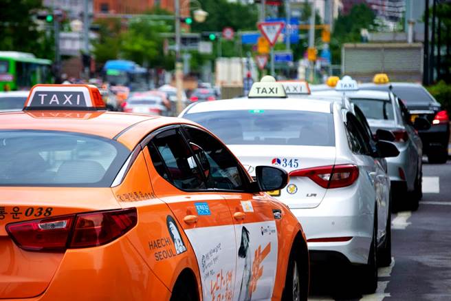 南韩釜山一辆计程车衝破停车场外墙，从5楼高建筑急坠地面，司机当场惨死。（示意图／shutterstock）