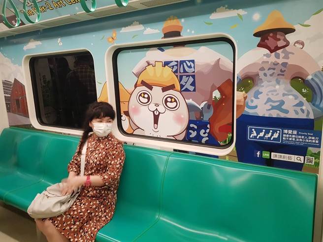 好想兔彩繪列車」即日起將不定期行駛於捷運紅線至2022年3月6日，粉絲搶搭首航列車，和車中玻璃中的好想兔圖案合照。（高雄捷運提供／石秀華高雄傳真）
