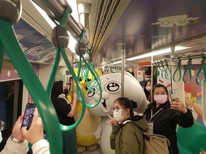 全台唯一的好想兔彩繪列車，車頂、地板、列車門和窗戶都貼滿了好想兔在Line貼圖中會出現的各式表情圖案，鐵粉爭相搶搭搶拍。（高雄捷運提供／石秀華高雄傳真）