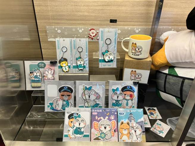 高捷攜手長期蟬聯台灣LINE官方貼圖冠軍的「好想兔」，推出強檔聯名活動「好想邀你來高雄」，圖為好想兔穿上高捷制服相關超萌的商品。（高雄捷運提供／石秀華高雄傳真）