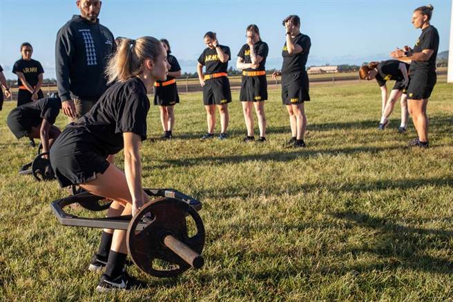 ACFT推行迄今，却仍有近半女性官兵无法通过新式体测。其中，又以刚入伍的女性不及格率为最高。(图/DVIDS)
