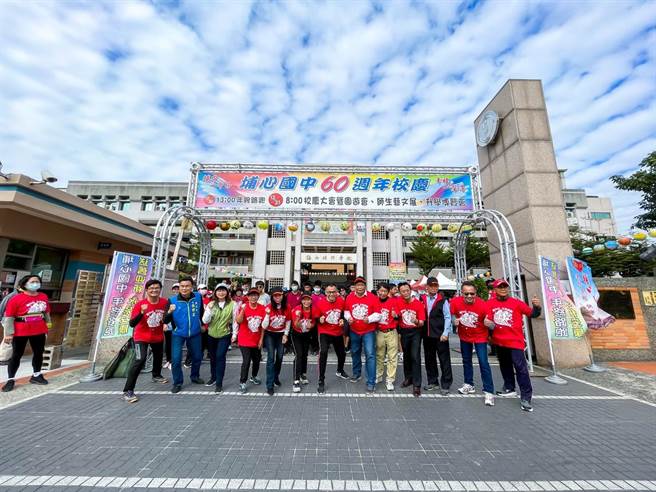 彰化埔心国中庆祝创校60周年，今天下午举办年终路跑活动，在乡长张乘瑜、农会总干事张旗闻、县议员张锦昆等人陪跑下，从校门口鸣枪起跑。（谢琼云摄）