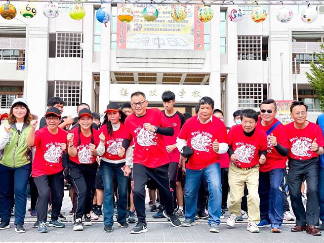 彰化埔心国中庆祝创校60周年，今天下午举办年终路跑活动，在乡长张乘瑜、农会总干事张旗闻、县议员张锦昆等人陪跑下，从校门口鸣枪起跑。（谢琼云摄）