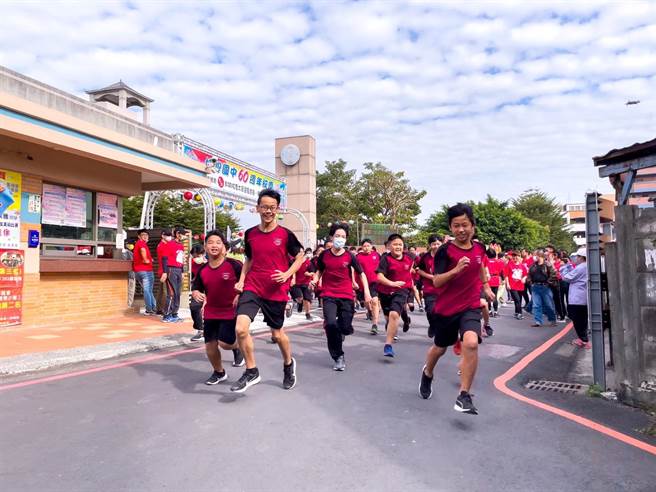 由于家长会长加码给每组冠军2000元奖金，埔心国中学生们鱼贯飞快拔腿奔出校门，十分兴奋雀跃，个个都想要争取荣誉夺冠拿奖金。（谢琼云摄）