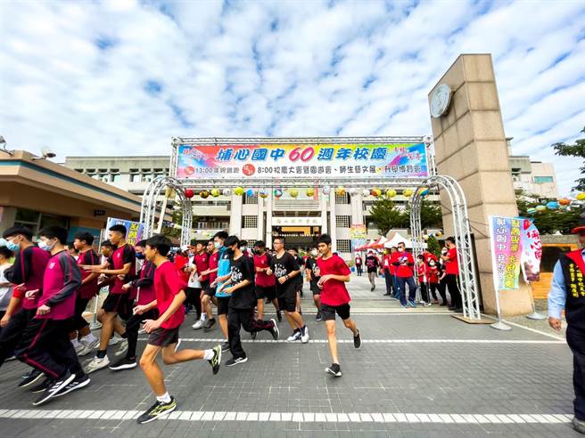 由于家长会长加码给每组冠军2000元奖金，埔心国中学生们鱼贯飞快拔腿奔出校门，十分兴奋雀跃，个个都想要争取荣誉夺冠拿奖金。（谢琼云摄）
