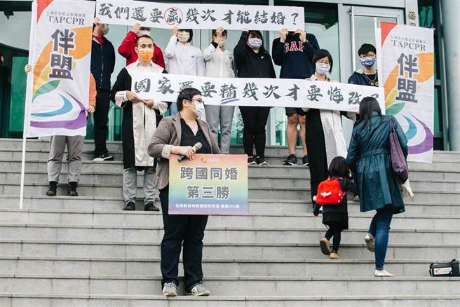 台湾与新加坡同性伴侣美苹与小C，在大法官2017年5月23日做出释字第748号解释后，向台北市松山区户政事务所申请登记结婚遭拒，诉愿被驳后再提行政诉讼。台北高等行政法院25日判决撤销户政事务所不准登记的原处分，准许2人结婚。本资料照片