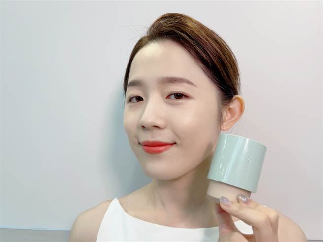 LANEIGE兰芝、迪奥、Giorgio Armani近日推出底妆新品，图中为LANEIGE兰芝NEO型塑雾感粉底液。（邱映慈摄）