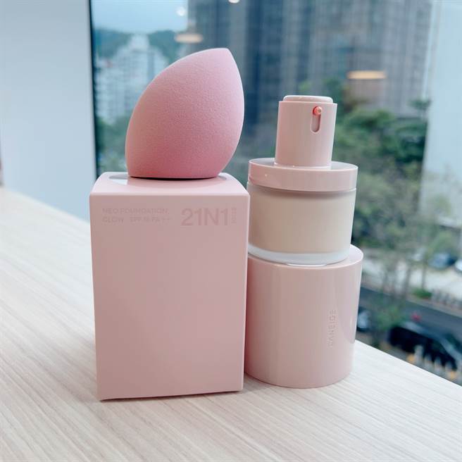 LANEIGE兰芝NEO型塑光感粉底液，本系列新品外观充满设计感，放在化妆台上赏心悦目。（邱映慈摄）