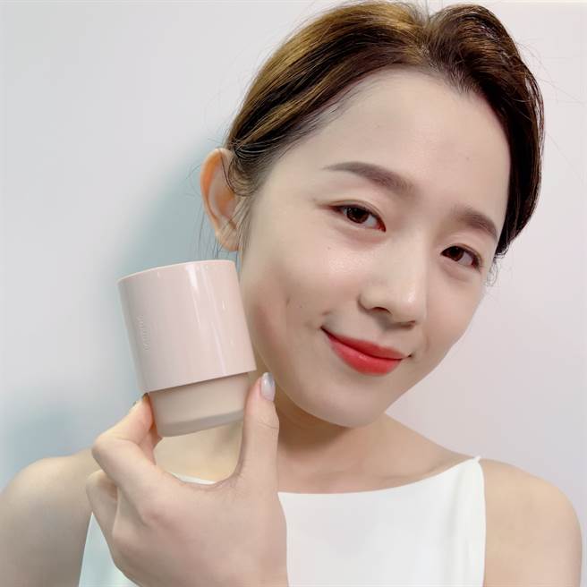 「小粉圆」NEO型塑光感粉底液适合乾性肌肤，打造持久的韩妞光泽肌。（邱映慈摄）