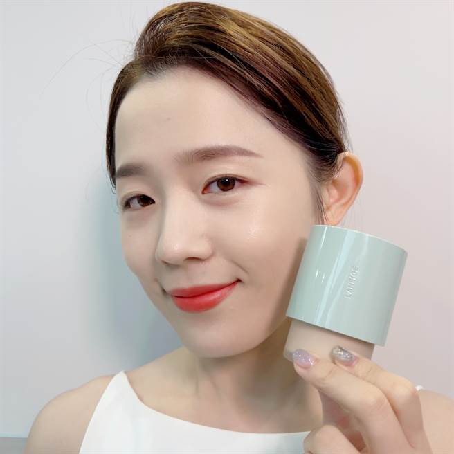 「小绿盖」NEO型塑雾感粉底液适合油性肌肤，耐油耐汗，妆感轻盈又具有足够的遮瑕力，对毛孔也具有优异的修饰效果。（邱映慈摄）