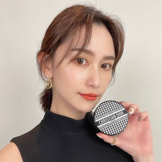 迪奥超完美气垫粉饼经典NEW LOOK披上DIOR高订经典的「千鸟格纹」缇花图腾，完美展现高订中细致非凡的订制工艺，宛若精品在手。（图／品牌提供）