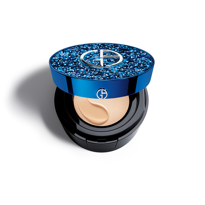 Giorgio Armani限定粉盒以亚曼尼高级订制服为发想灵感，打造出蓝色晶钻亮片粉盒，展现华丽精致感。（图／品牌提供）