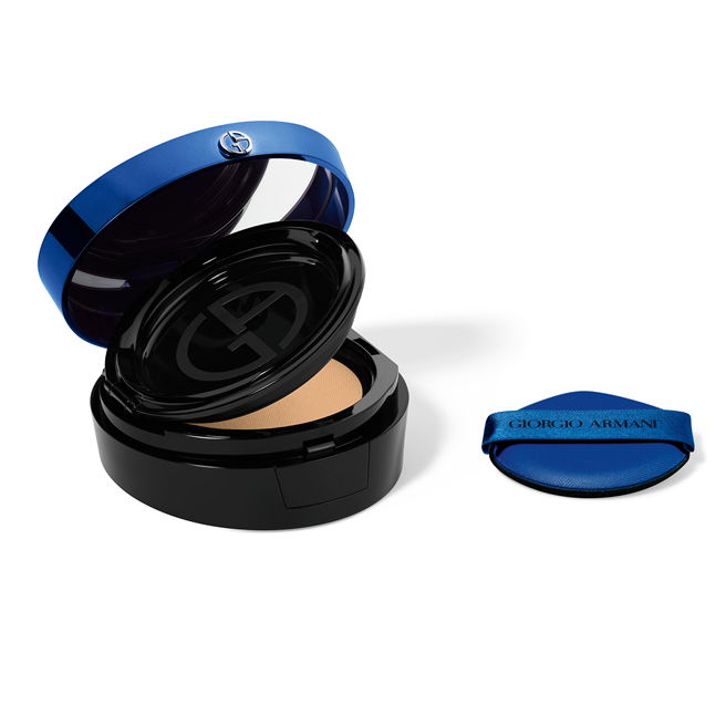 Giorgio Armani设计师全能气垫水粉霜于粉底中注入独家普鲁士蓝光粒子，精准去黄扫黑的特性能自然提亮肤色、提升肌肤质感，特殊的「雪绒质地」能完美修饰肌肤毛孔，打造无瑕、轻盈、透亮的妆效。（图／品牌提供）