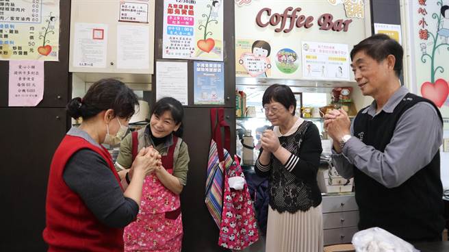 当初一手创立爱心小舖的前家扶基金会副执行长周明泉（右一）与北台南家扶中心主任庄淑惠（右二）、社工督导吴宜菁（左二）3人向小栈厨工祈妈妈（左一）鞠躬。（张毓翎摄）